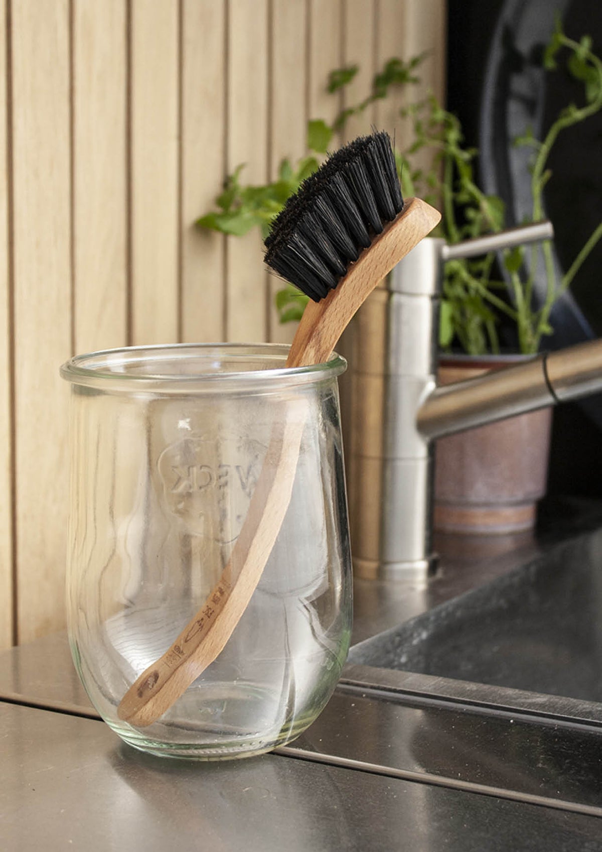 FSC dishwashing brush with curved handle, soft